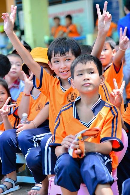 Giving Mid-Autumn Festival gifts to pupils of primary schools of An Huong Pagoda - An Giang