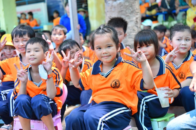 Giving Mid-Autumn Festival gifts to pupils of primary schools of An Huong Pagoda - An Giang