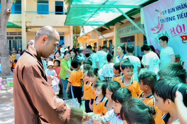 Giving Mid-Autumn Festival gifts to pupils of primary schools of An Huong Pagoda - An Giang