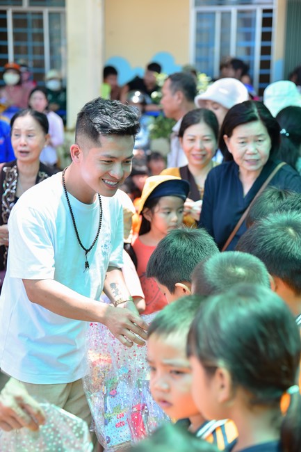 Giving Mid-Autumn Festival gifts to pupils of primary schools of An Huong Pagoda - An Giang