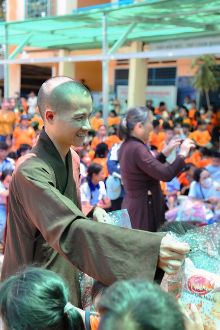 Giving Mid-Autumn Festival gifts to pupils of primary schools of An Huong Pagoda - An Giang