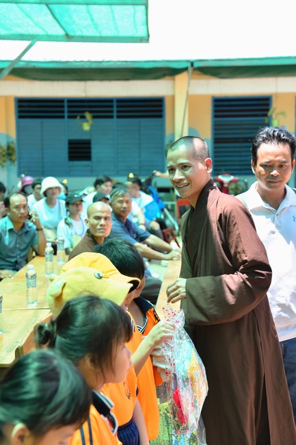 Giving Mid-Autumn Festival gifts to pupils of primary schools of An Huong Pagoda - An Giang