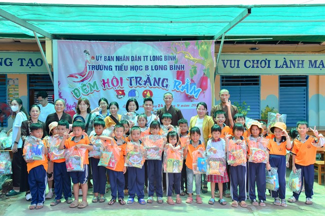 Giving Mid-Autumn Festival gifts to pupils of primary schools of An Huong Pagoda - An Giang