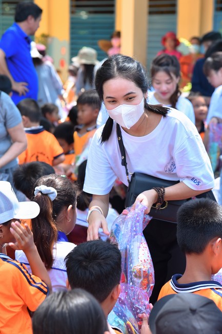 Giving Mid-Autumn Festival gifts to pupils of primary schools of An Huong Pagoda - An Giang