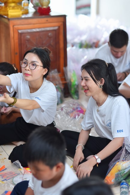 Giving Mid-Autumn Festival gifts to pupils of primary schools of An Huong Pagoda - An Giang