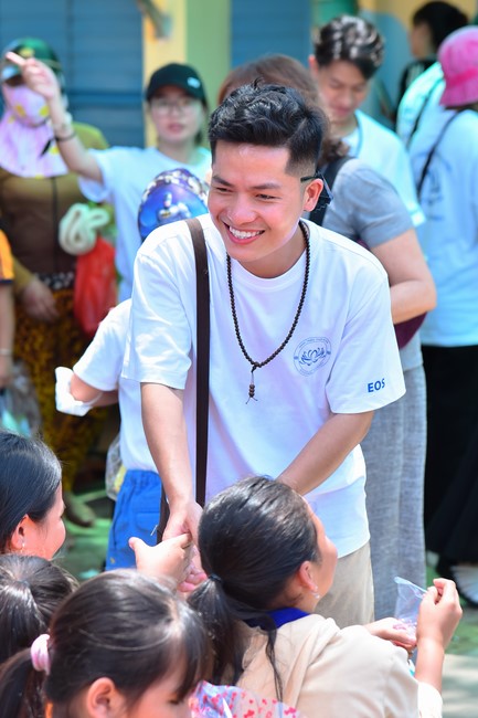 Giving Mid-Autumn Festival gifts to pupils of primary schools of An Huong Pagoda - An Giang