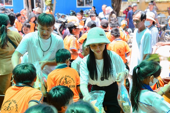 Giving Mid-Autumn Festival gifts to pupils of primary schools of An Huong Pagoda - An Giang