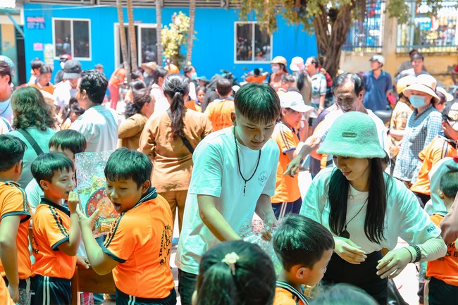 Giving Mid-Autumn Festival gifts to pupils of primary schools of An Huong Pagoda - An Giang