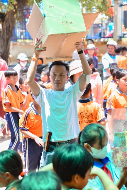 Giving Mid-Autumn Festival gifts to pupils of primary schools of An Huong Pagoda - An Giang