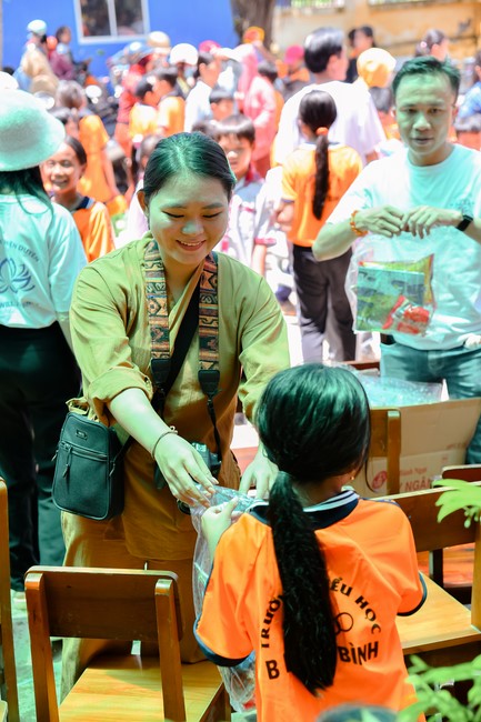 Giving Mid-Autumn Festival gifts to pupils of primary schools of An Huong Pagoda - An Giang