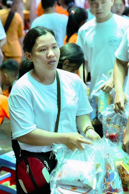 Giving Mid-Autumn Festival gifts to pupils of primary schools of An Huong Pagoda - An Giang
