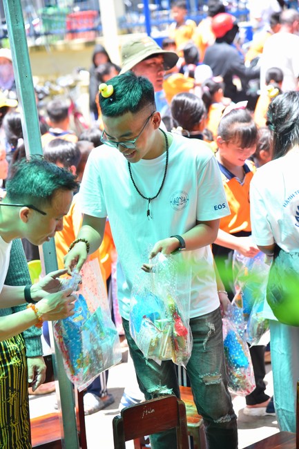 Giving Mid-Autumn Festival gifts to pupils of primary schools of An Huong Pagoda - An Giang