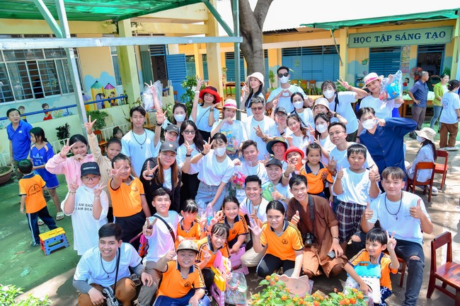 Giving Mid-Autumn Festival gifts to pupils of primary schools of An Huong Pagoda - An Giang