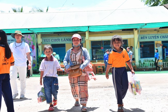 Giving Mid-Autumn Festival gifts to pupils of primary schools of An Huong Pagoda - An Giang