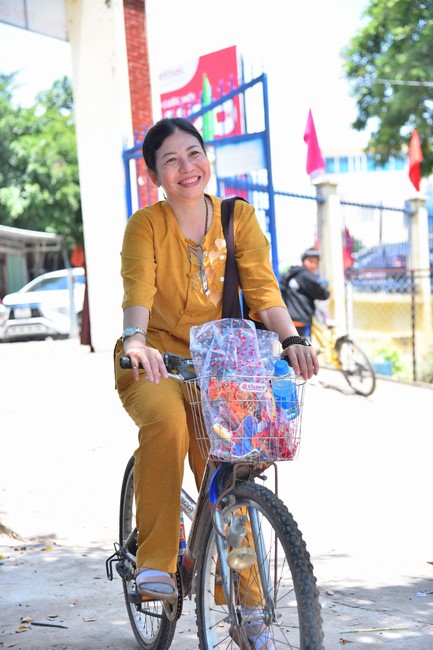 Giving Mid-Autumn Festival gifts to pupils of primary schools of An Huong Pagoda - An Giang