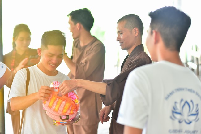 Giving Mid-Autumn Festival gifts to pupils of primary schools of An Huong Pagoda - An Giang