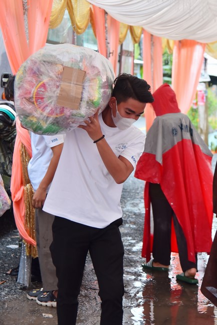 Giving Mid-Autumn Festival gifts to pupils of primary schools of An Huong Pagoda - An Giang