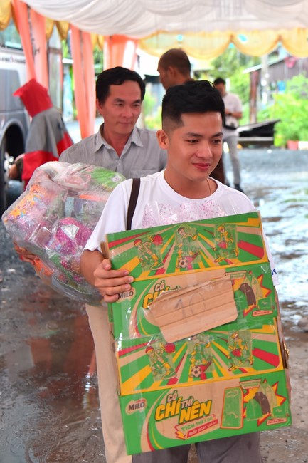 Giving Mid-Autumn Festival gifts to pupils of primary schools of An Huong Pagoda - An Giang