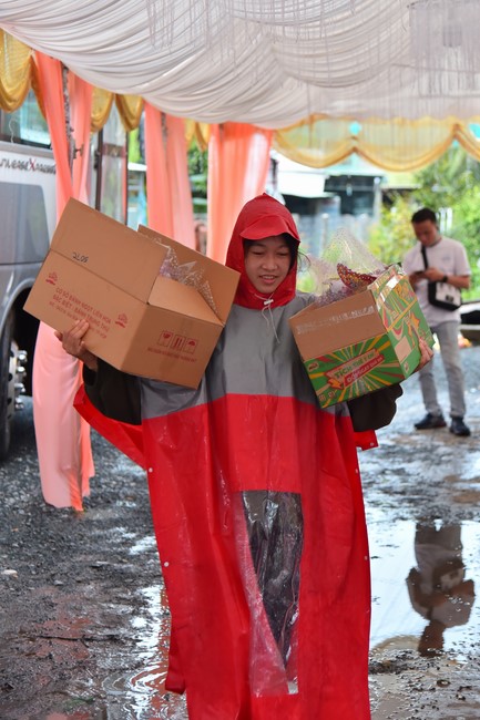 Giving Mid-Autumn Festival gifts to pupils of primary schools of An Huong Pagoda - An Giang
