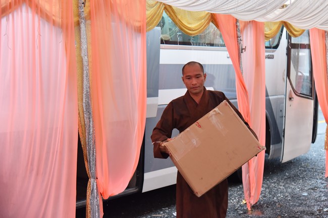 Giving Mid-Autumn Festival gifts to pupils of primary schools of An Huong Pagoda - An Giang