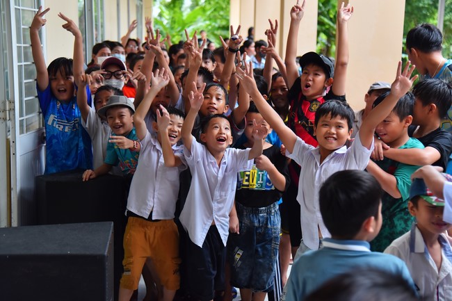 Giving Mid-Autumn Festival gifts to pupils of primary schools of An Huong Pagoda - An Giang