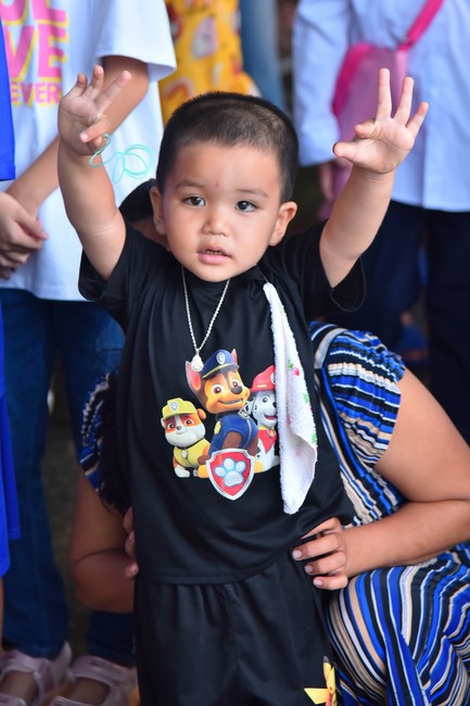 Giving Mid-Autumn Festival gifts to pupils of primary schools of An Huong Pagoda - An Giang