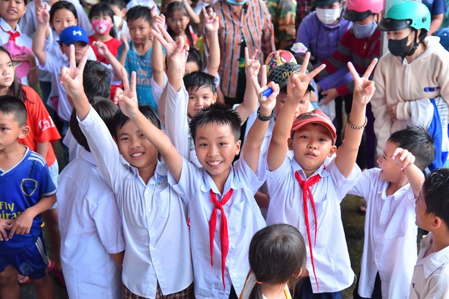 Giving Mid-Autumn Festival gifts to pupils of primary schools of An Huong Pagoda - An Giang