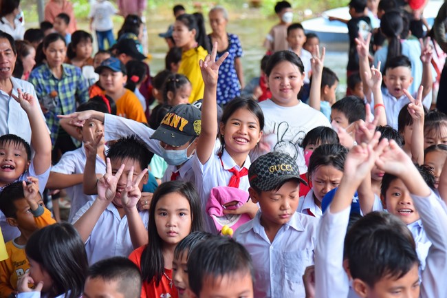 Giving Mid-Autumn Festival gifts to pupils of primary schools of An Huong Pagoda - An Giang