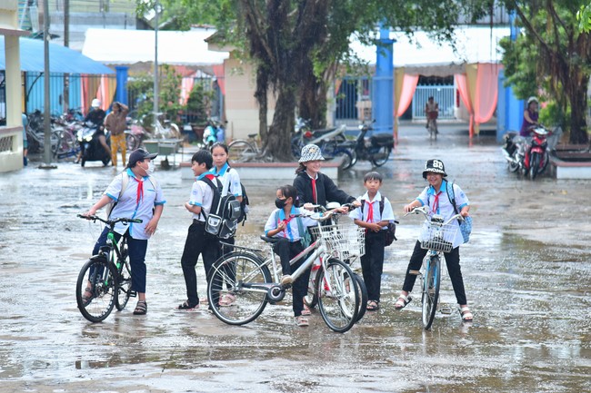 Giving Mid-Autumn Festival gifts to pupils of primary schools of An Huong Pagoda - An Giang