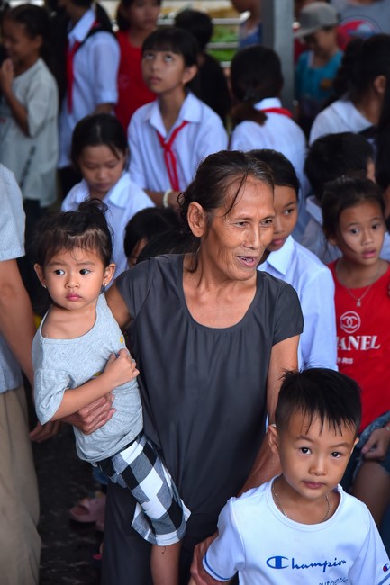 Giving Mid-Autumn Festival gifts to pupils of primary schools of An Huong Pagoda - An Giang