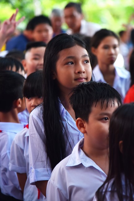 Giving Mid-Autumn Festival gifts to pupils of primary schools of An Huong Pagoda - An Giang