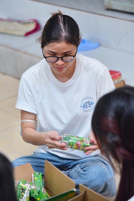 Giving Mid-Autumn Festival gifts to pupils of primary schools of An Huong Pagoda - An Giang