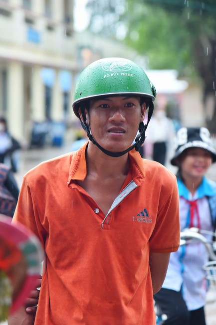 Giving Mid-Autumn Festival gifts to pupils of primary schools of An Huong Pagoda - An Giang