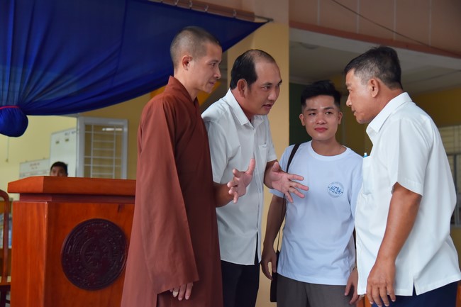 Giving Mid-Autumn Festival gifts to pupils of primary schools of An Huong Pagoda - An Giang