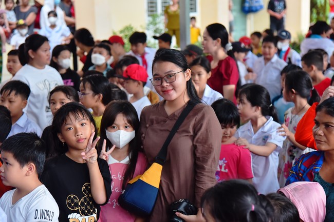 Giving Mid-Autumn Festival gifts to pupils of primary schools of An Huong Pagoda - An Giang