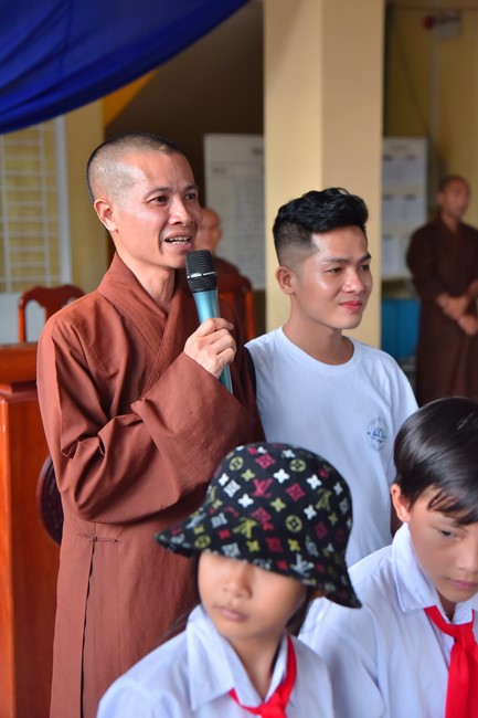 Giving Mid-Autumn Festival gifts to pupils of primary schools of An Huong Pagoda - An Giang