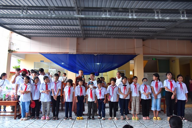 Giving Mid-Autumn Festival gifts to pupils of primary schools of An Huong Pagoda - An Giang