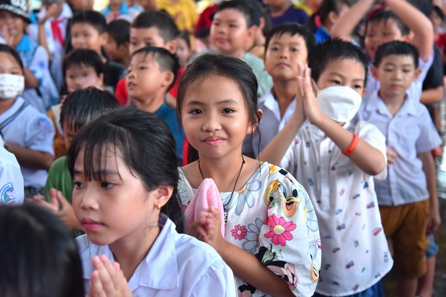 Giving Mid-Autumn Festival gifts to pupils of primary schools of An Huong Pagoda - An Giang