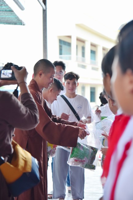 Giving Mid-Autumn Festival gifts to pupils of primary schools of An Huong Pagoda - An Giang