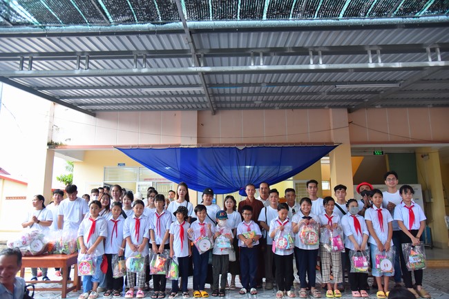 Giving Mid-Autumn Festival gifts to pupils of primary schools of An Huong Pagoda - An Giang