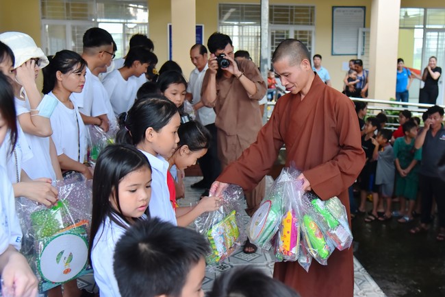Giving Mid-Autumn Festival gifts to pupils of primary schools of An Huong Pagoda - An Giang