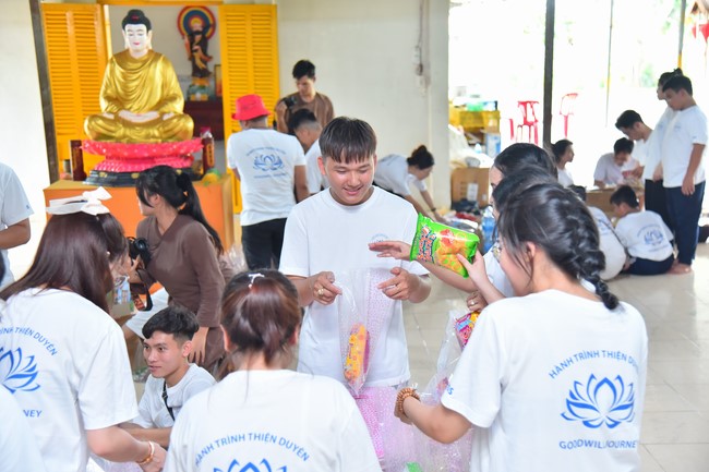 Giving Mid-Autumn Festival gifts to pupils of primary schools of An Huong Pagoda - An Giang