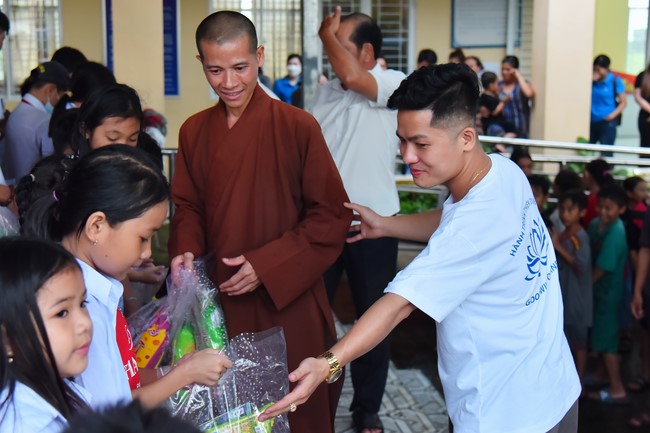 Giving Mid-Autumn Festival gifts to pupils of primary schools of An Huong Pagoda - An Giang