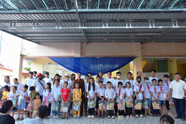 Giving Mid-Autumn Festival gifts to pupils of primary schools of An Huong Pagoda - An Giang