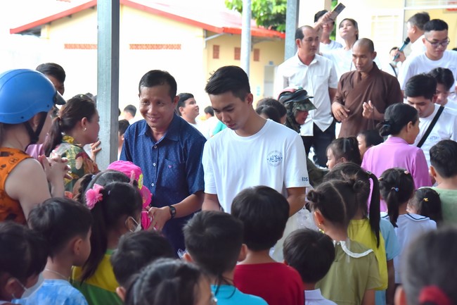 Giving Mid-Autumn Festival gifts to pupils of primary schools of An Huong Pagoda - An Giang