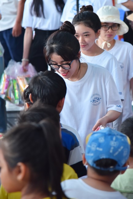 Giving Mid-Autumn Festival gifts to pupils of primary schools of An Huong Pagoda - An Giang