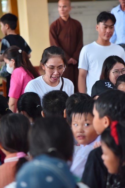 Giving Mid-Autumn Festival gifts to pupils of primary schools of An Huong Pagoda - An Giang