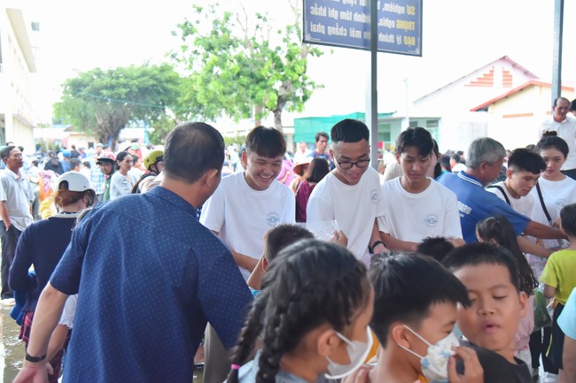 Giving Mid-Autumn Festival gifts to pupils of primary schools of An Huong Pagoda - An Giang