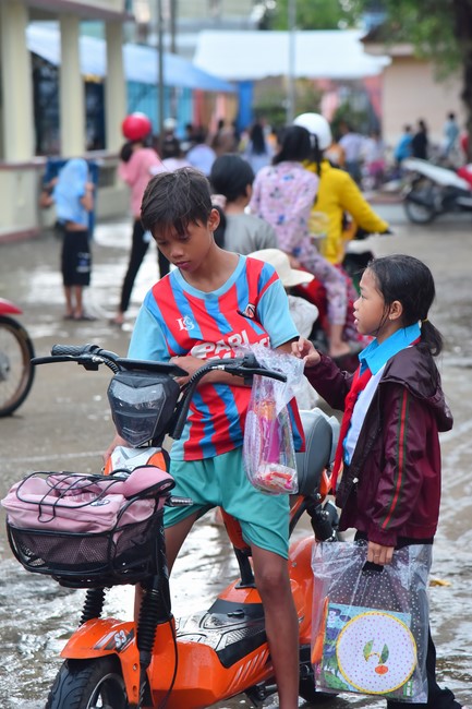 Giving Mid-Autumn Festival gifts to pupils of primary schools of An Huong Pagoda - An Giang