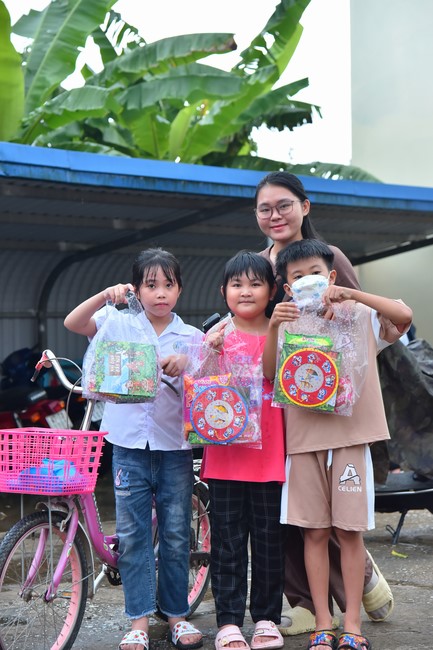 Giving Mid-Autumn Festival gifts to pupils of primary schools of An Huong Pagoda - An Giang